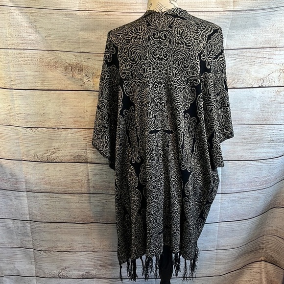 Chico’s Ivy Ruana Wrap Poncho Metallic Fringe Sleeves Black Gold One Size - Picture 6 of 10